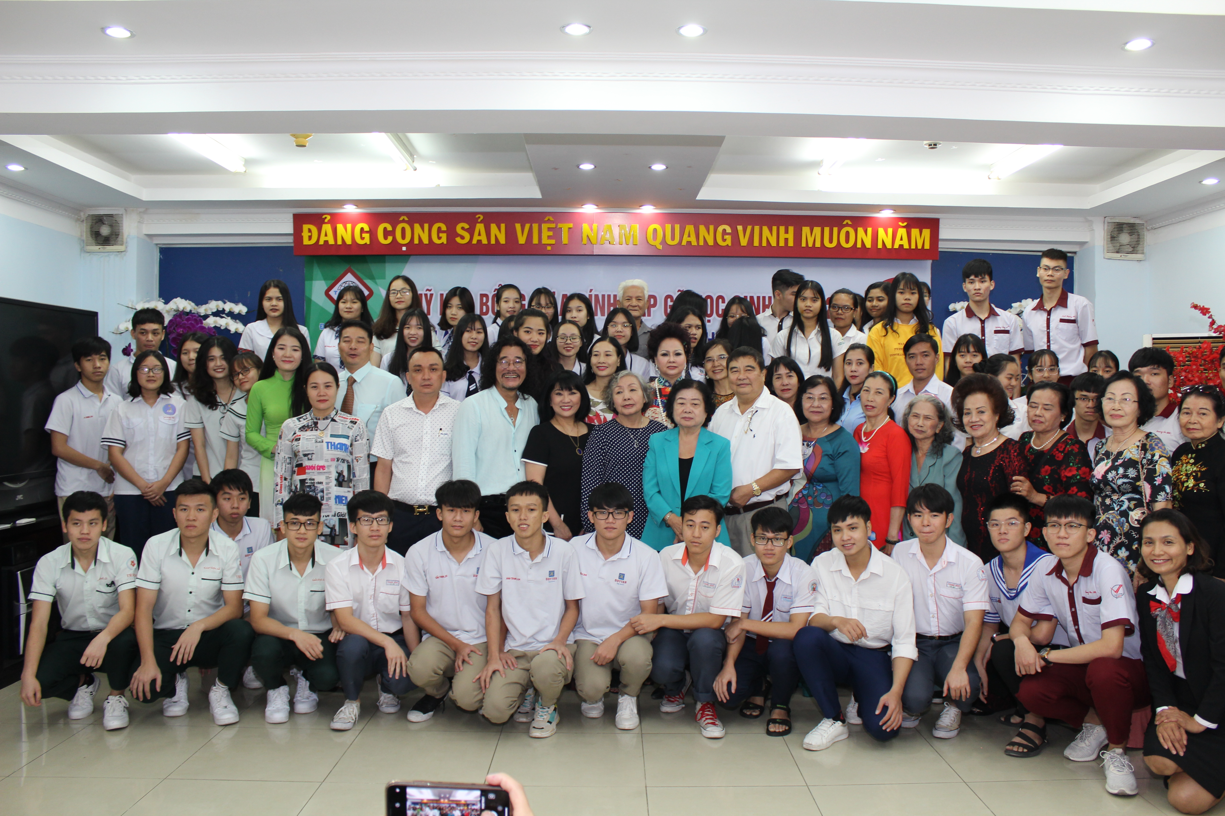 57 hoc sinh chup anh luu niem cung cac manh thuong quan