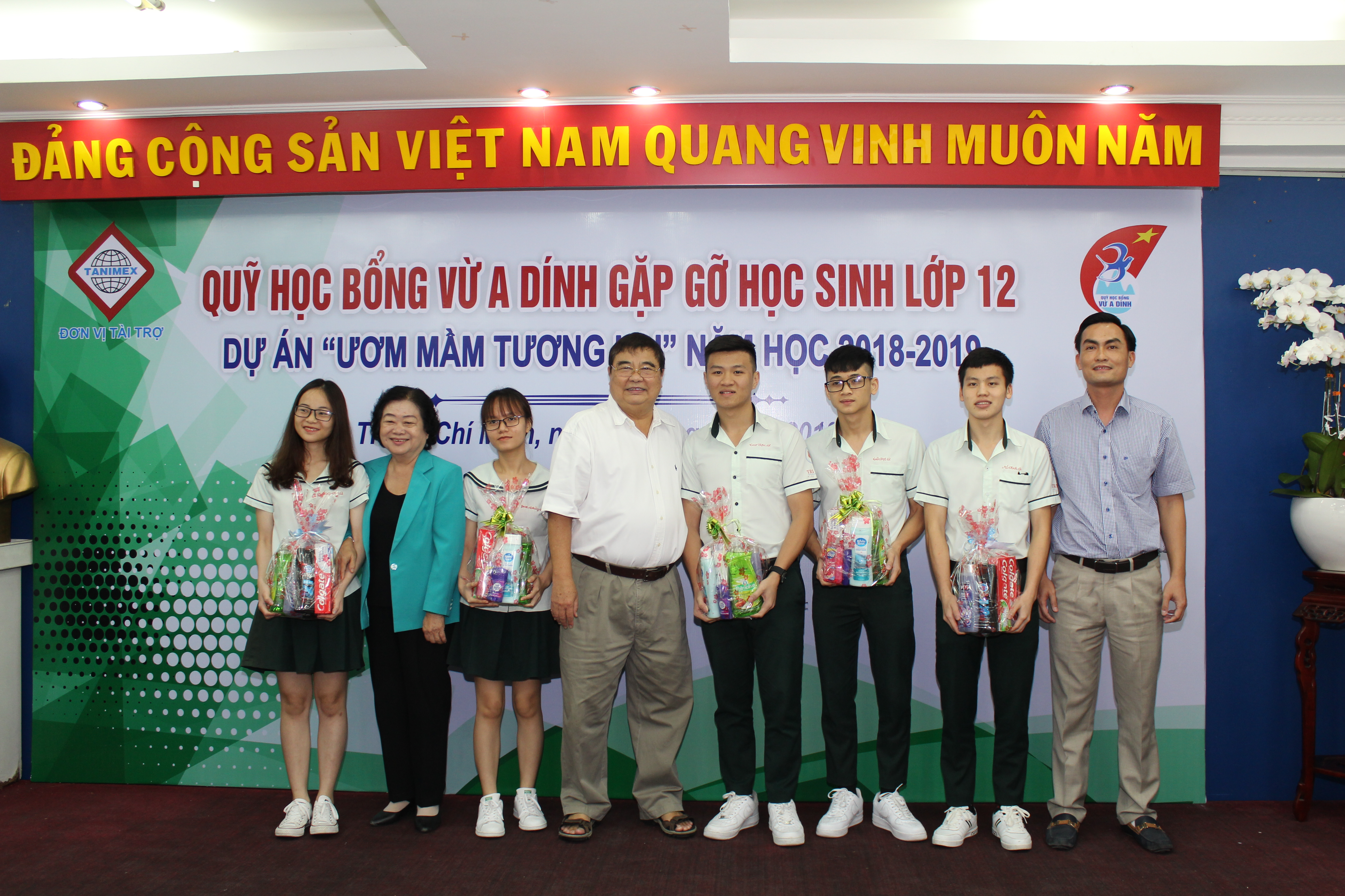 LỄ GẶP GỠ VÀ KHEN THƯỞNG HỌC SINH LỚP 12 DỰ ÁN "ƯƠM MẪM ƯỚC MƠ" THUỘC QUỸ HỌC BỔNG VỪ A DÍNH