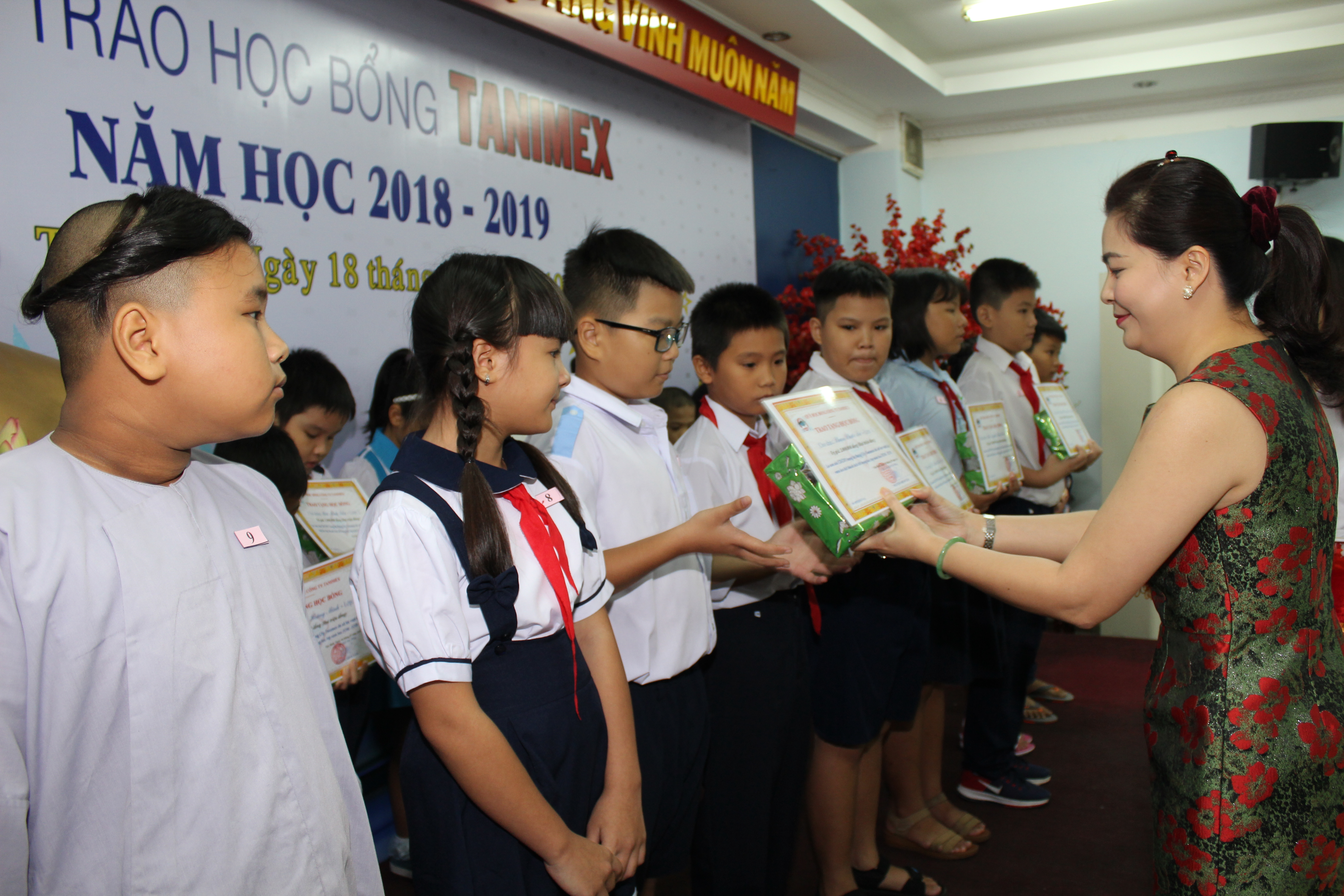 B Nguyn Thu Vn Khanh trao hoc bong