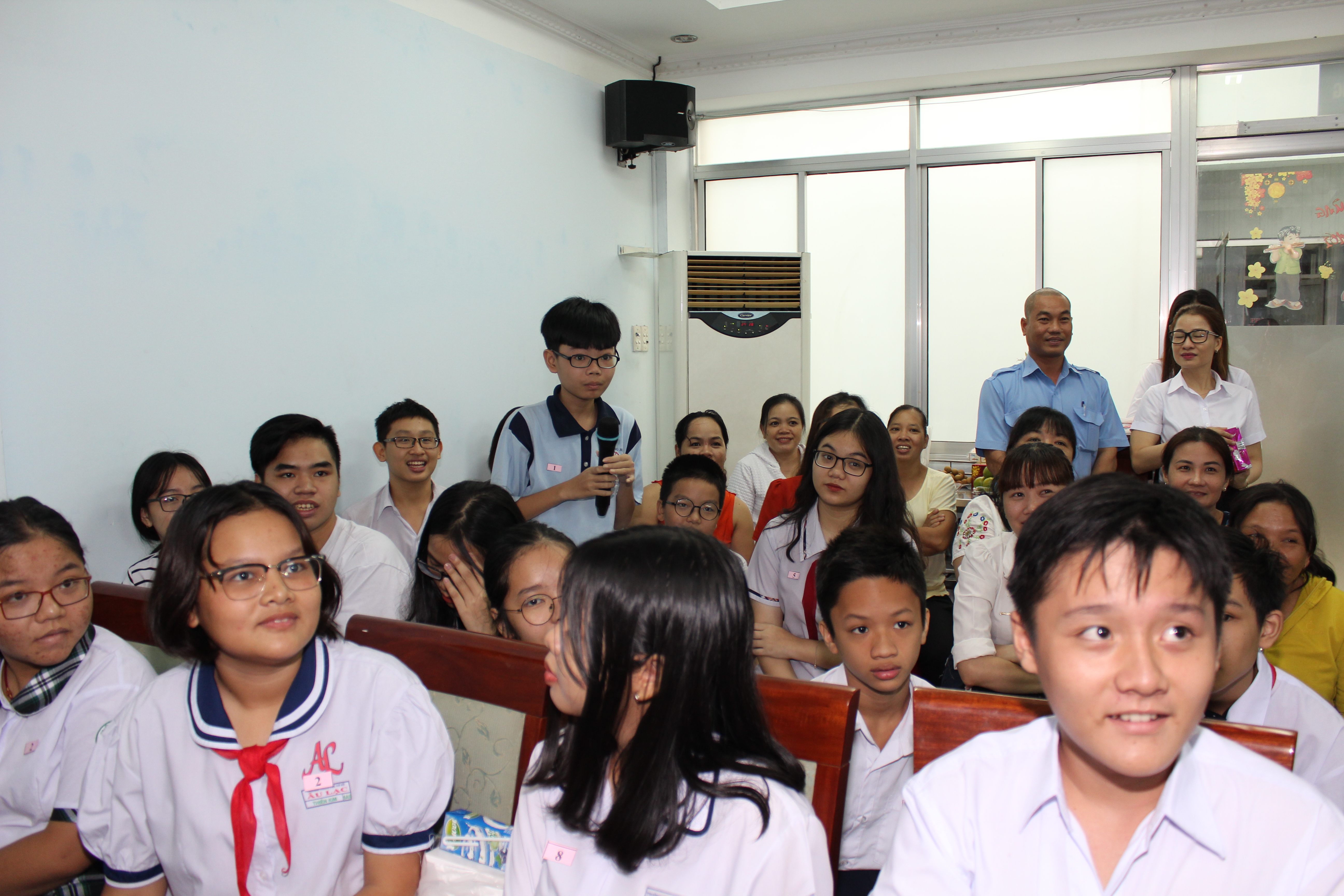hinh hoc sinh tham gia tra loi do vui