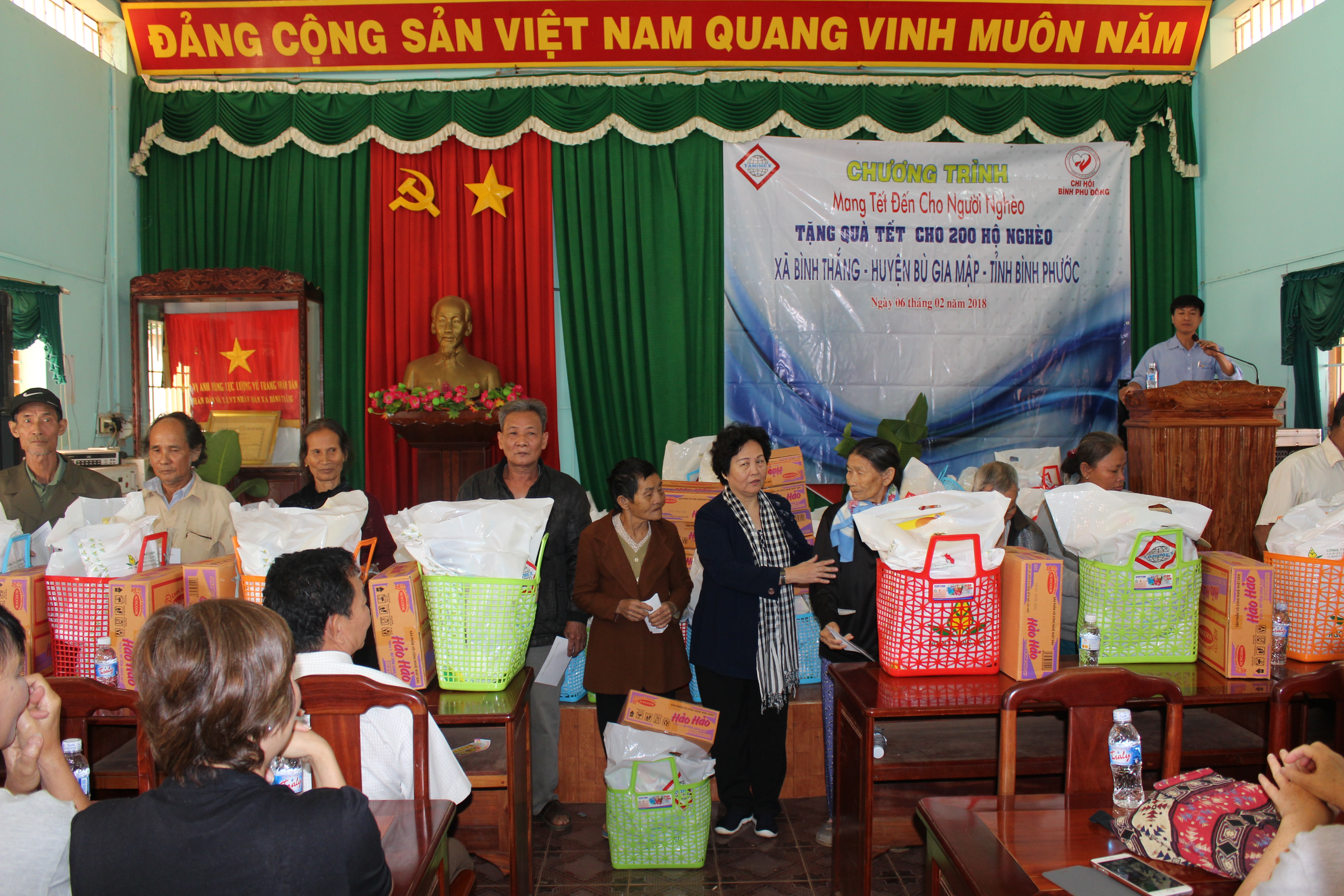 Ba Tran Kim Cuc tang qua cho ba con ngheo