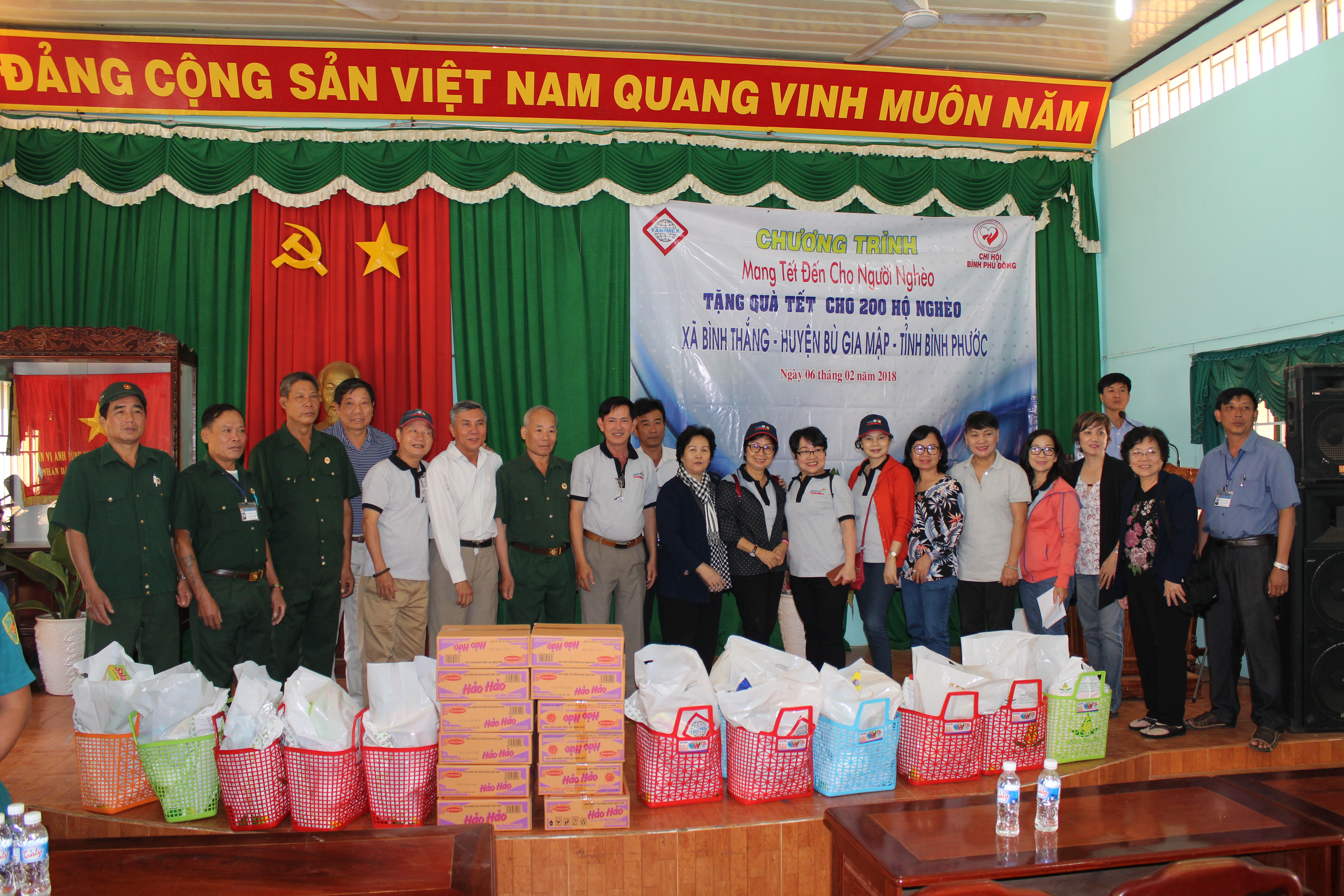 Doan tu thien chup hinh luu niem voi chinh quyen dia phuong tinh 1